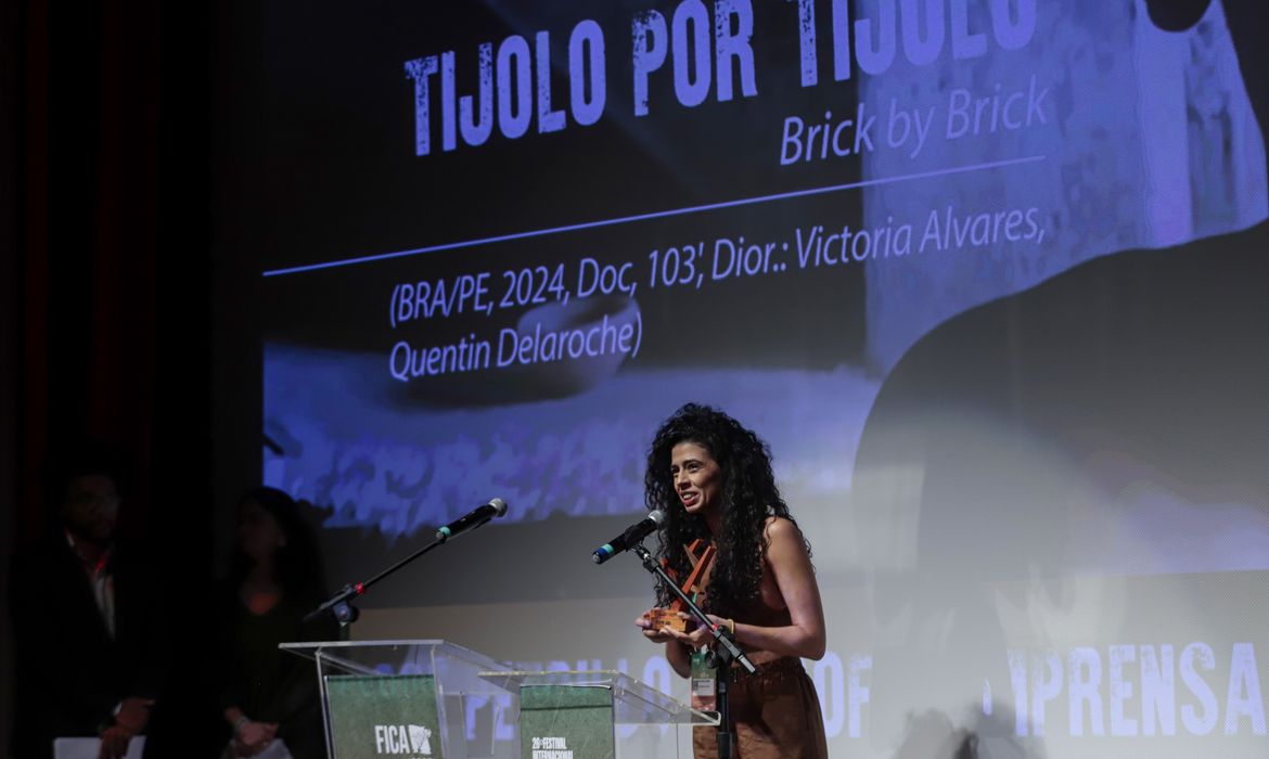 Goiás Velho (GO), 15/06/2025 - O filme Tijolo por Tijolo da diretora, Victoria Alvares, recebeu 4 premiações, inclusive o de melhor filme na premiação do 26ª edição do Festival Internacional de Cinema e Vídeo Ambiental (Fica 2025), com o tema “Cerrado: a savana brasileira e o equilíbrio do clima”.
Foto: Joédson Alves/Agência Brasil