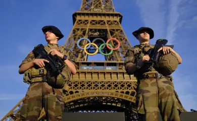Paris 2024 Olympics - Paris 2024 Olympics Preview - Paris, France - July 21, 2024 Soldiers patrol on a street in front of the Eiffel Tower ahead of the Olympics Reuters/Stefan Wermuth/Proibida reprodução