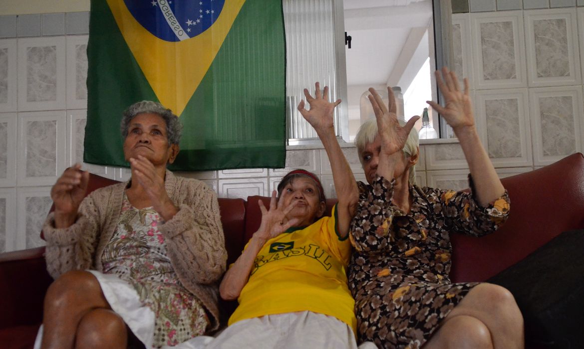 Idosas torcem pelo Brasil no Amparo Thereza Christina, no Rio de Janeiro 