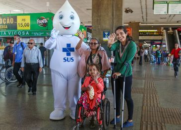 Na foto: A atleta Nayara Falcão (paracanoagem), com a mãe Ivone Bastos e sua filha Cadeirante, Vitória Keity Bastos, 6 anos. 