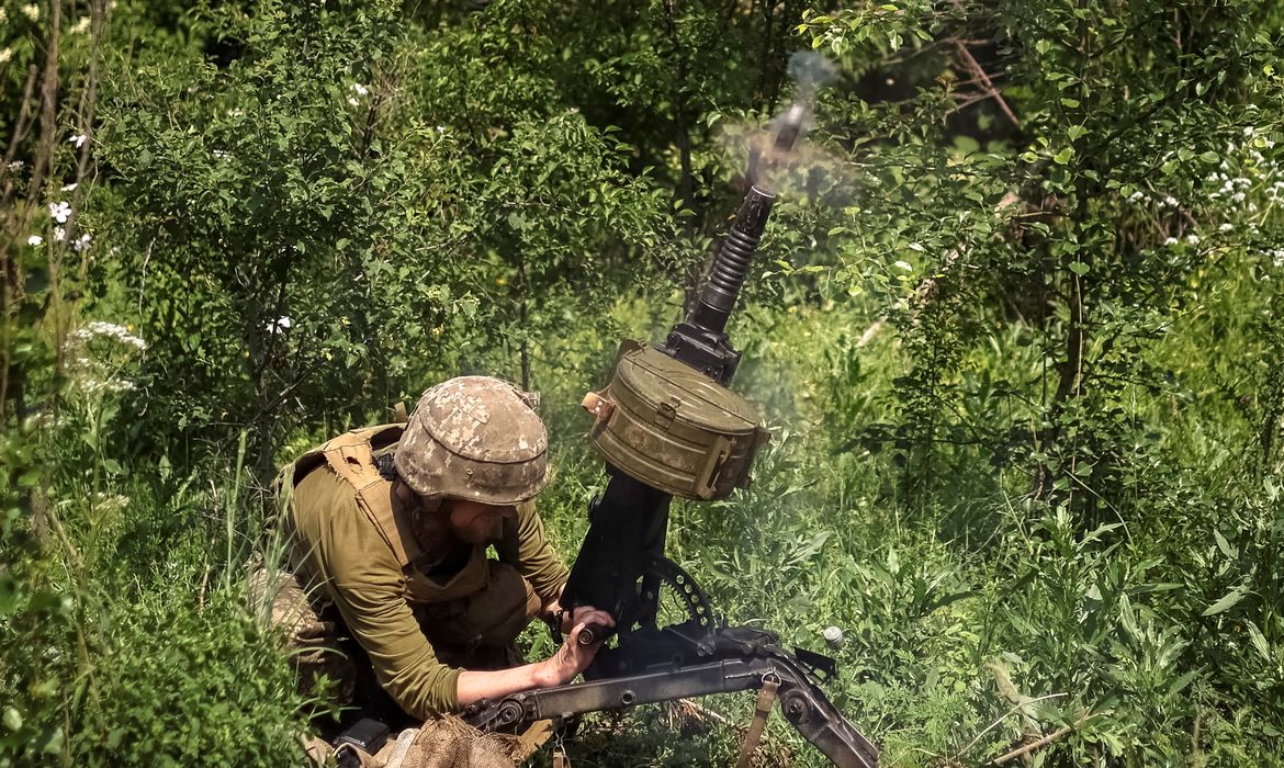 Militar ucraniano dispara com lançador de granadas em meio à invasão da Ucrânia pela Rússia em Bakhmut, na região de Donbas