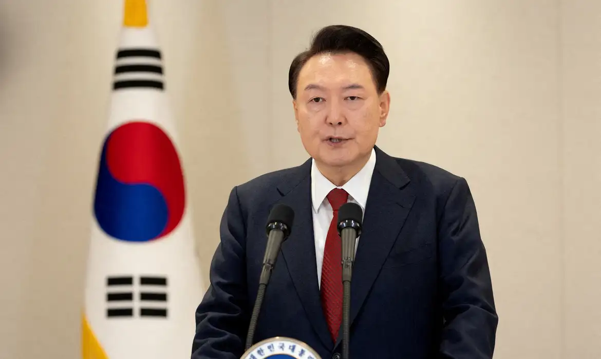 Presidente da Coreia do Sul, Yoon Suk Yeol, discursa no gabinete presidencial em Seul
12/12/2024 Gabinete Presidencial da Coreia do Sul/Divulgação via REUTERS