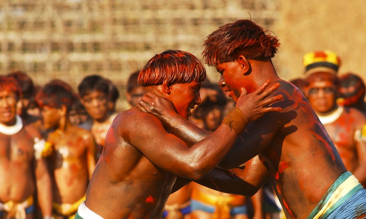 Agência Brasil 30 Anos - Índios lutam a tradicional Huka- huka durante a festa do Quarup, na aldeia dos Yaualapiti