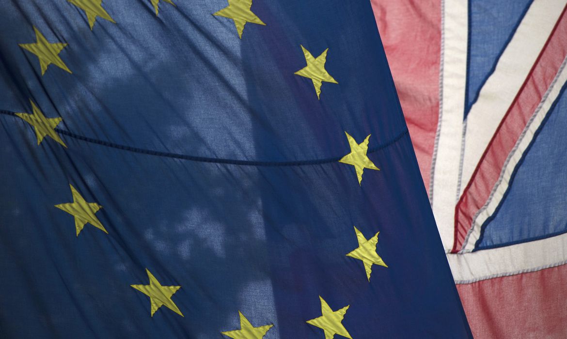 Bandeira da União Europeia e do Reino Unido. Os britânicos decidem hoje, por meio do referendo Brexit se continua como membro da União Europeia