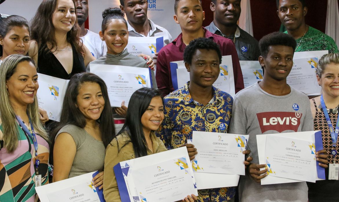 Jovens refugiados do Haiti, Venezuela, Angola e Gana, residentes em Brasília, recebem certificado de oficinas que visam inserir jovens  no mundo de trabalho, por meio dos programas de estágio e programa aprendiz do CIEE