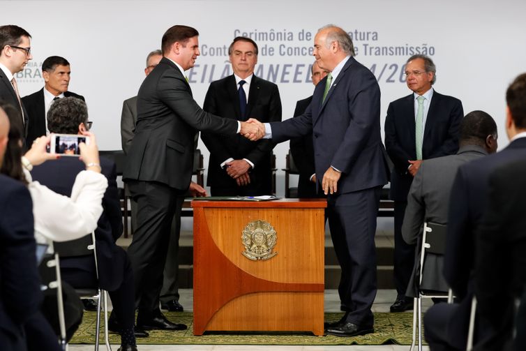 O presidente Jair Bolsonaro participa da cerimônia de assinatura dos contratos de concessão para a construção de novas linhas transmissão de energia elétrica.
