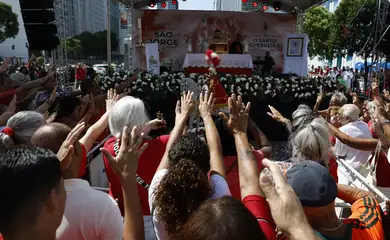 Rio de Janeiro (RJ), 23/04/2025 – Devotos participam de missa católica durante as celebrações ao Dia de São Jorge, no centro da cidade. Foto: Fernando Frazão/Agência Brasil