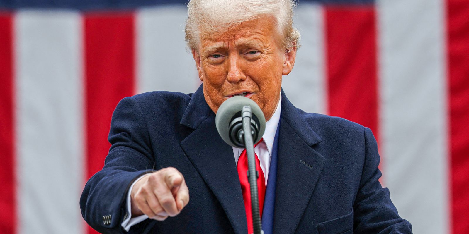 Donald Trump discursa em evento com bandeira dos Estados Unidos ao fundo