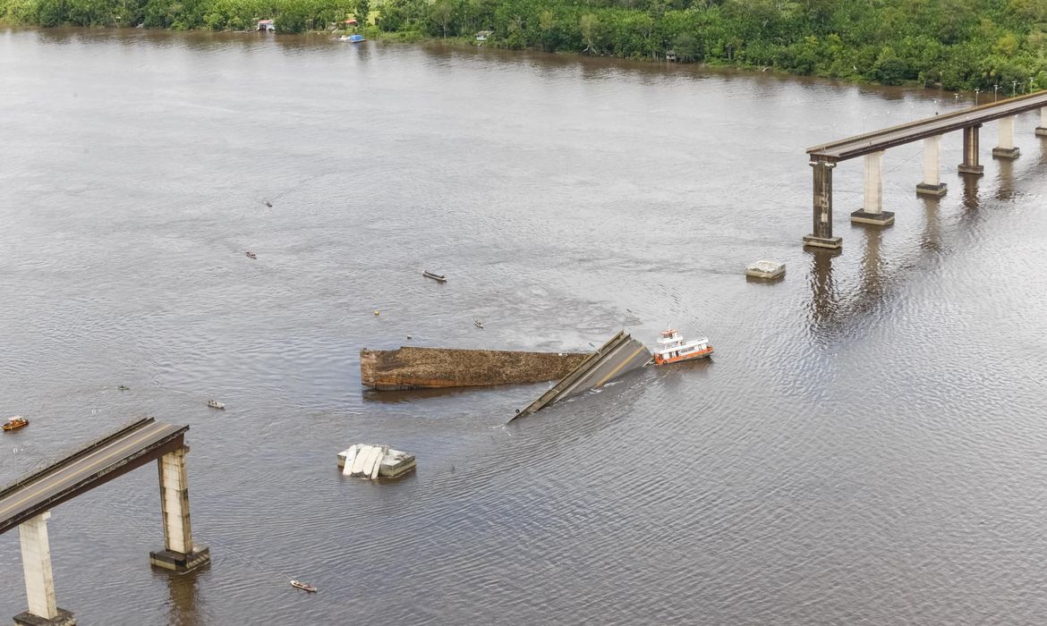 Parte de uma ponte do complexo Alça Viária, que liga regiões do Pará, caiu na madrugada deste sábado (6) no Rio Moju