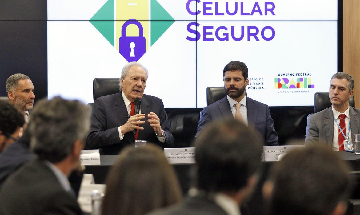 Brasília (DF), 19/12/2024 - O ministro da Justiça Ricardo Lewandowski e o secretário-executivo Manoel Carlos de Almeida durante cerimônia de lançamento do Celular Seguro. Foto: Bruno Peres/Agência Brasil