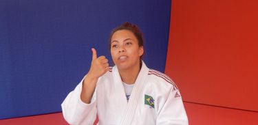  A judoca Marcele Félix, que é surda, conversa com nossa equipe sobre a paixão dela pelo judô