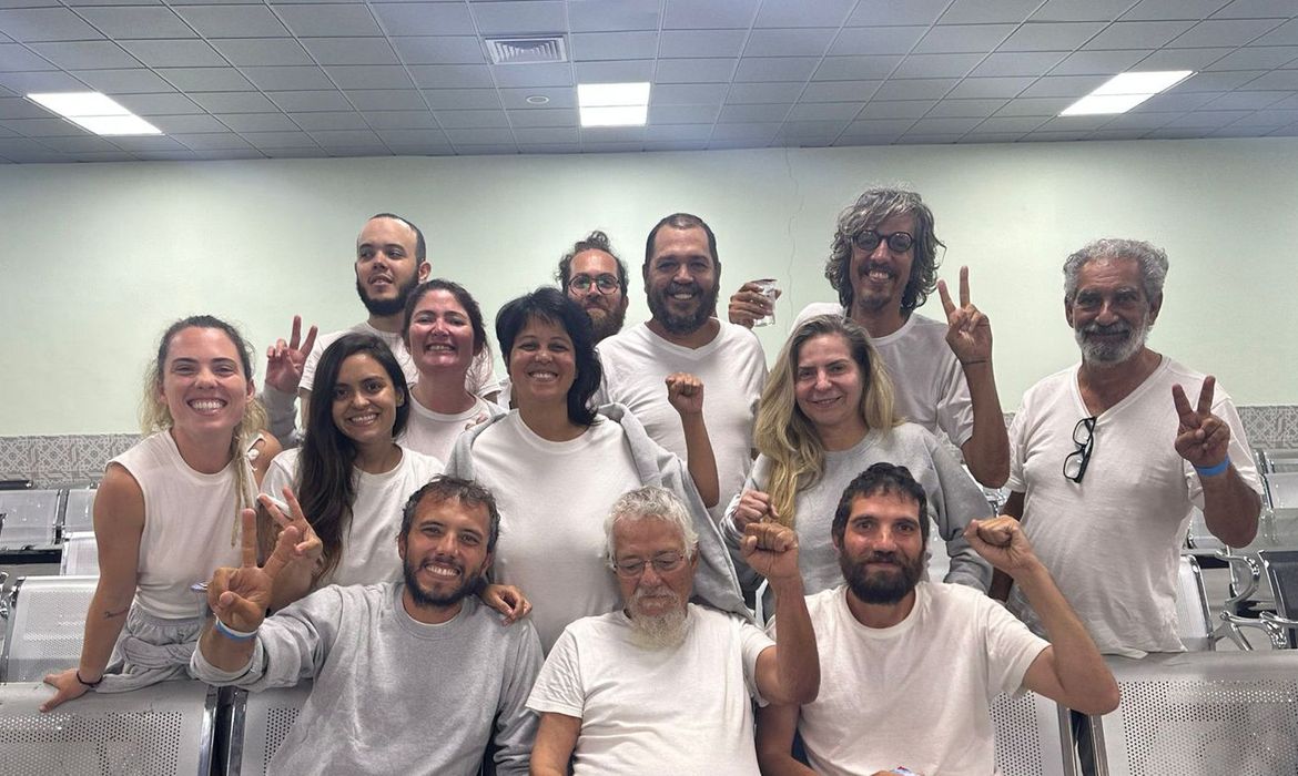 Global Sumud Flotilla/Divulgação Brasília (DF), 07/10/2025 – 13 brasileiros reunidos na Jorndânia, após serem libertados da prisão em Israel.
Foto: Global Sumud Flotilla/Divulgação
