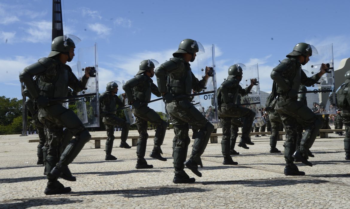 As tropas que atuarão na defesa da Copa do Mundo, desfilam durante a cerimônia de substituição da Bandeira Nacional (José Cruz/Agência Brasil
