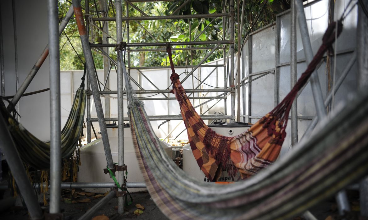 Índios da Aldeia Maracanã se encontram há mais de um ano dormindo em contêineres num terreno da Colônia de Curupaiti, em Jacarepaguá (Tânia Rêgo/Agência Brasil)