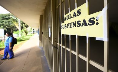 Governo do DF suspende aulas para evitar ampliação de casos do novo corona vírus.