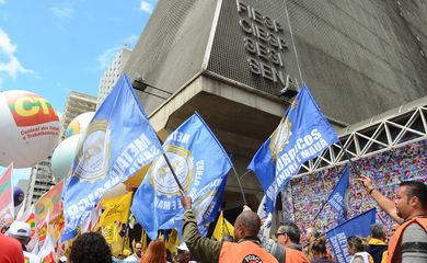 São Paulo -  Manifestação das centrais sindicais CUT, Força, UGT, CTB, CSB, CGTB, NCST e CSP-Conlutas e Intersindical, contra a retirada de direitos trabalhistas, Avenida Paulista, região central. (Rovena Rosa/Agência Brasil)