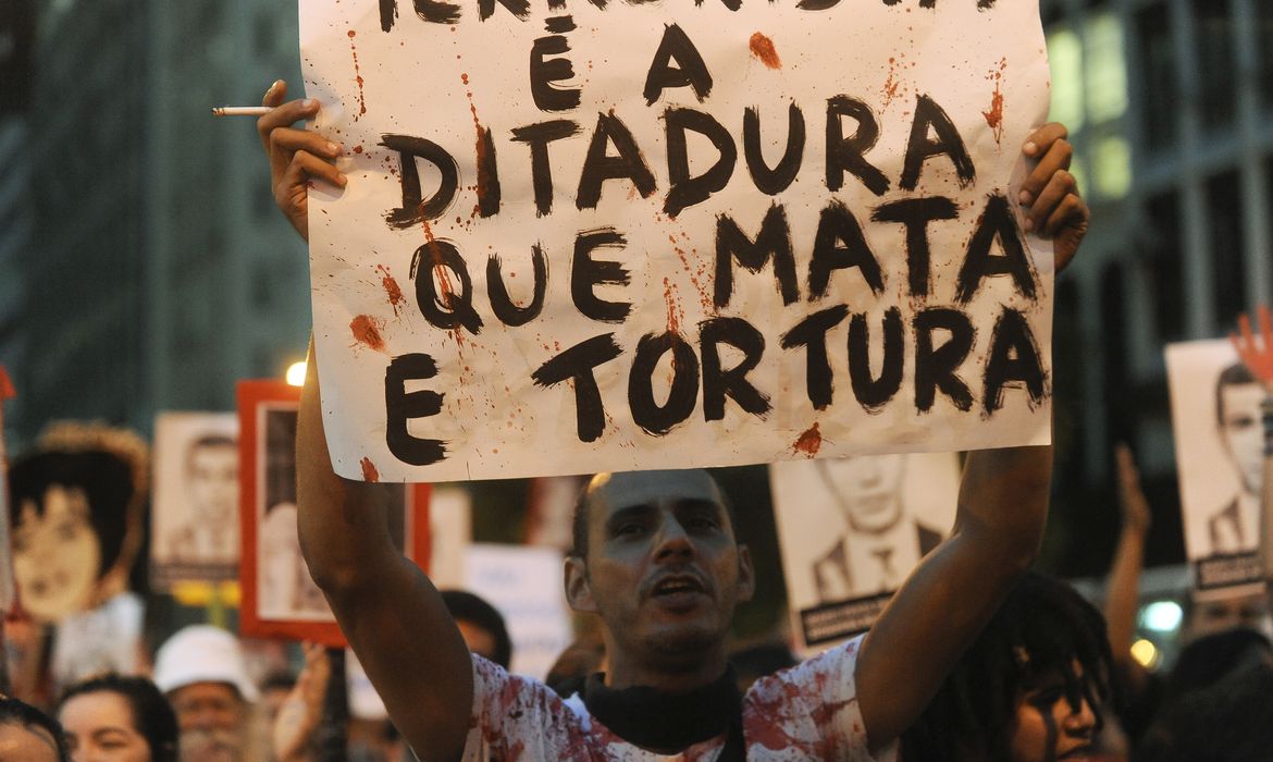 Rio de Janeiro - Passeata de estudantes, movimento sociais, sindicais e partidos de esquerda em repúdio ao golpe militar de 1964 percorre a Avenida Rio Branco para cobrar justiça pelas vítimas da ditadura e punição aos torturadores.