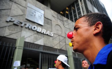 Trabalhadores da Comperj em implantação no município de Itaboraí, na região metropolitana do Rio, fazem manifestação em frente ao edifício-sede da Petrobras no centro do Rio.( Tânia Rego/Agência Brasil)