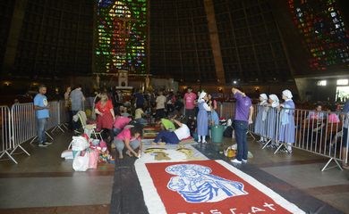 Fiéis comemoram o dia de Corpus Christi e confeccionam os tradicionais tapetes de sal, pó de café e tinta de colorida na Igreja Catedral Metropolitana São Sebastião, no centro do Rio de Janeiro.