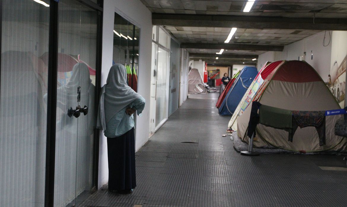 São Paulo (SP), 11/03/2024 - Parte do grupo de refugiados afegãos com visto humanitário que está acampado no Aeroporto Internacional de Guarulhos é levado para abrigo no primeiro dia do Ramadã. Foto: Rovena Rosa/Agência Brasil
