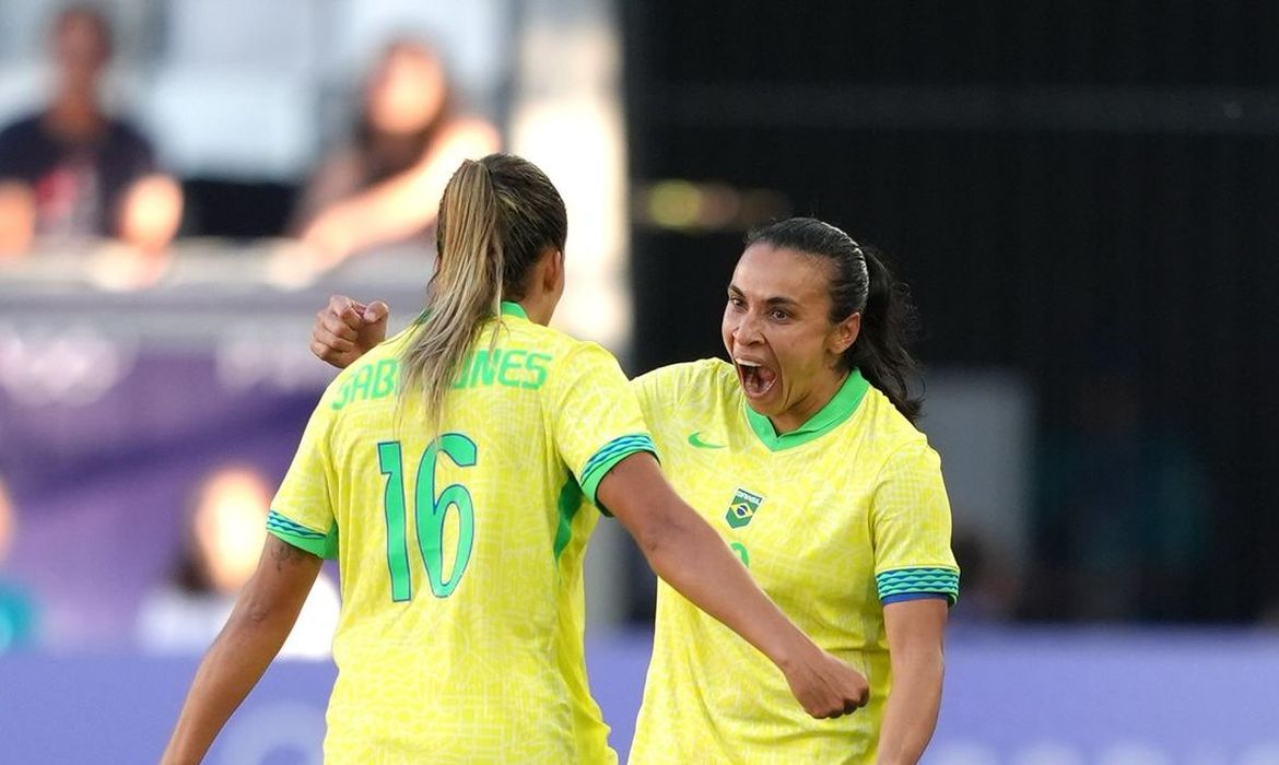 seleção brasileira feminina de futebol estreia em Paris contra a Nigéria - Gabi Nunes comemora com Marta o primeiro gol - em 25/07/2024 - Brasil