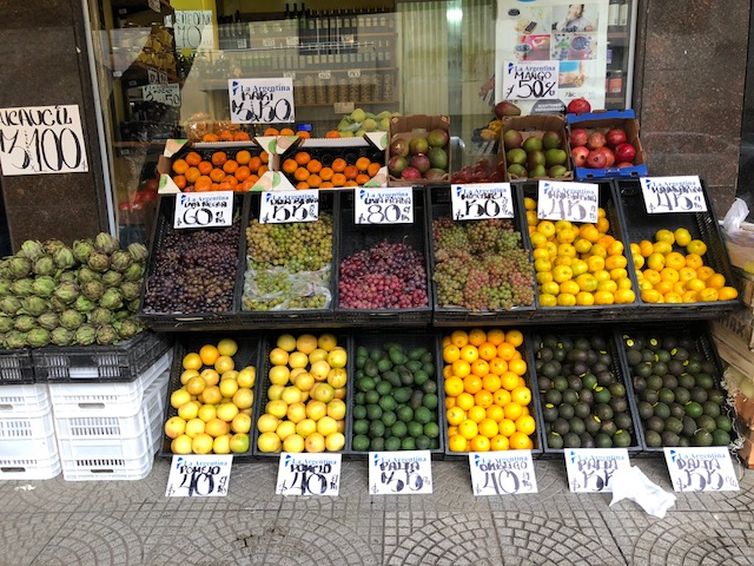 Comércio de frutas e verduras, em Buenos Aires, Argentina