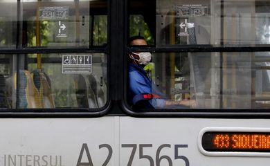 Usuarios e motoristas de transporte público,  utilizam máscara de proteção, durante pandemia da Covid-19 no Rio