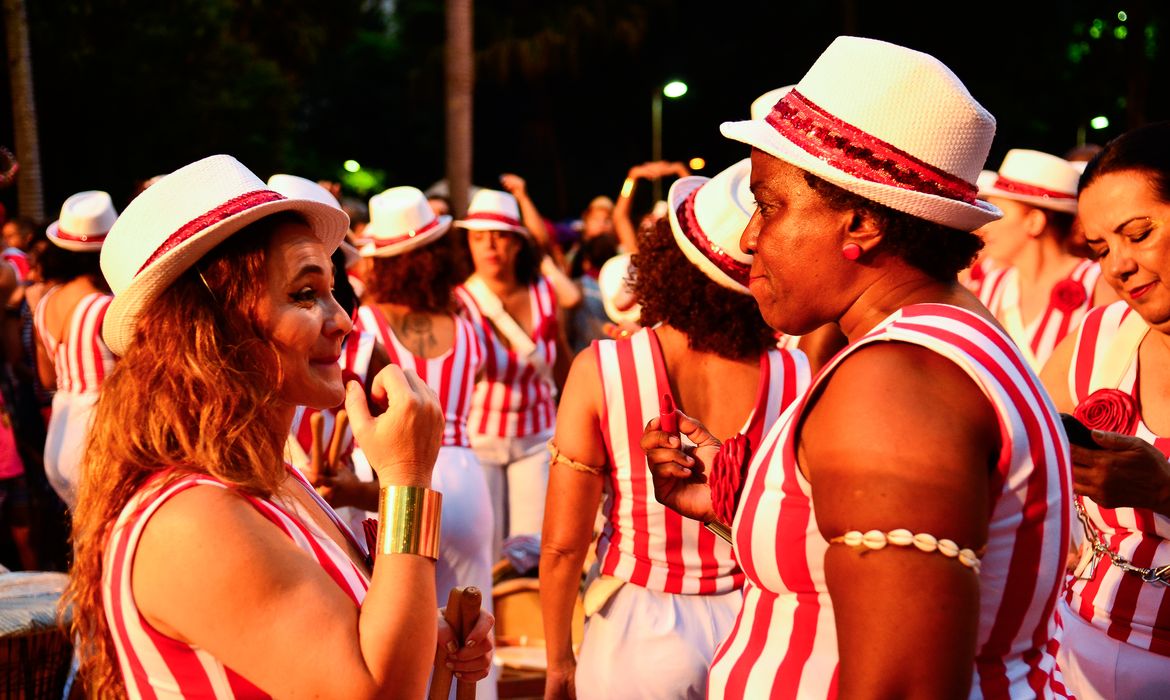 São Paulo - Bloco Afro Ilu Obá de Min, com participação de Elza Soares e  participantes cantado e dançando em Yorubá, na praça da República (Rovena Rosa/Agência Brasil)
