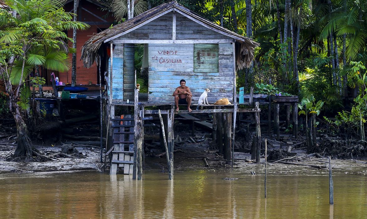 Marcelo Camargo/Agência Brasil Moradores de comunidades ribeirinhas do arquipélago de Marajó se aproximam do Navio Auxiliar Pará.