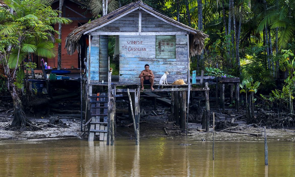 Moradores de comunidades ribeirinhas do arquipélago de Marajó se aproximam do Navio Auxiliar Pará.