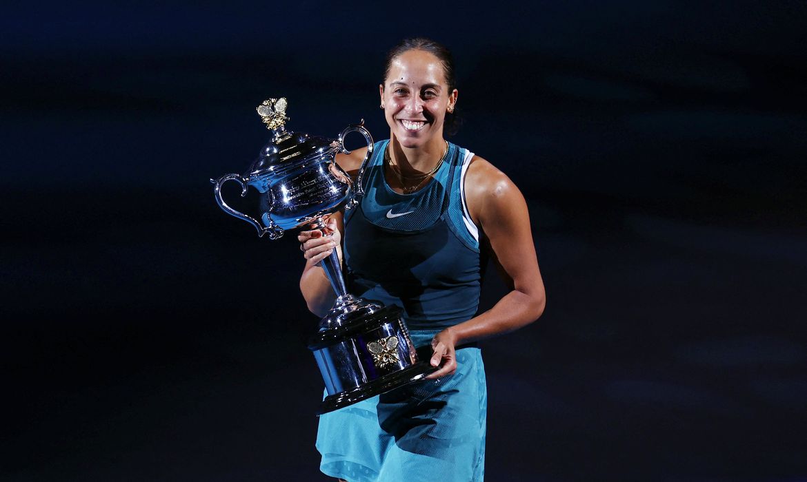 Tennis - Australian Open - Melbourne Park, Melbourne, Australia - January 25, 2025 Madison Keys of the U.S. celebrates with the trophy after winning the final against Belarus' Aryna Sabalenka Reuters/Edgar Su/Proibida reprodução