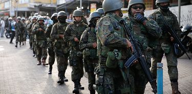 Militares das Forças Armadas atuam na garantia da lei e da ordem no Rio