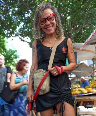 Rio de Janeiro (RJ), 25/06/2024 - Renata Monteiro, 47 anos, funcionária pública, na feira livre do Largo do Machado, zona sul da cidade.  Foto: Tânia Rêgo/Agência Brasil