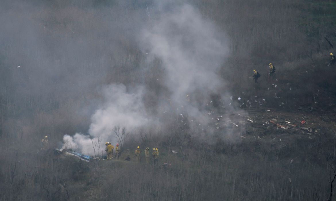 LA county firefighters on the scene of a helicopter crash that reportedly killed Kobe Bryant in Calabasas, California, U.S., January 26, 2020. REUTERS/Gene Blevins