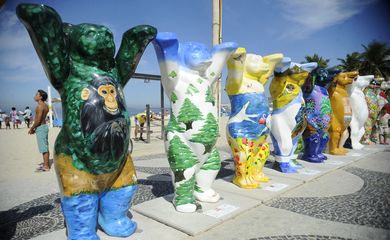 Rio de Janeiro - Até o dia 20 de julho a exposição United Buddy Bears - A Arte da Tolerância estará na Praia do Leme. São várias belas esculturas coloridas de dois metros de altura, cada uma representando um país diferente, 141 ursos estão