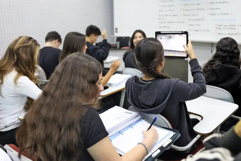 Brasília (DF), 24/10/2024 - Alunos do colégio Galois em sala de aula na preparação dos últimos dias antes da prova do Enem 2024.  Foto: José Cruz/Agência Brasil