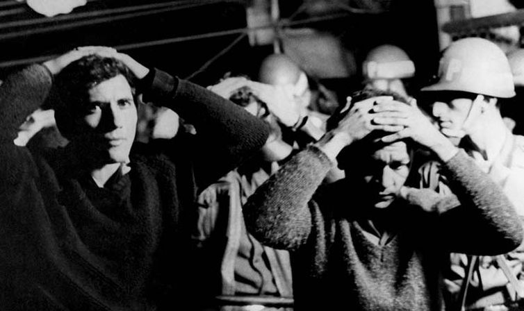 São Paulo (SP) - FOTO DE ARQUIVO - Empresários que apoiaram a ditadura. Grevistas são rendidos e presos na desocupação da Cobrasma pelo Exército, Osasco 1968. Foto: Acervo/Memorial da Democracia