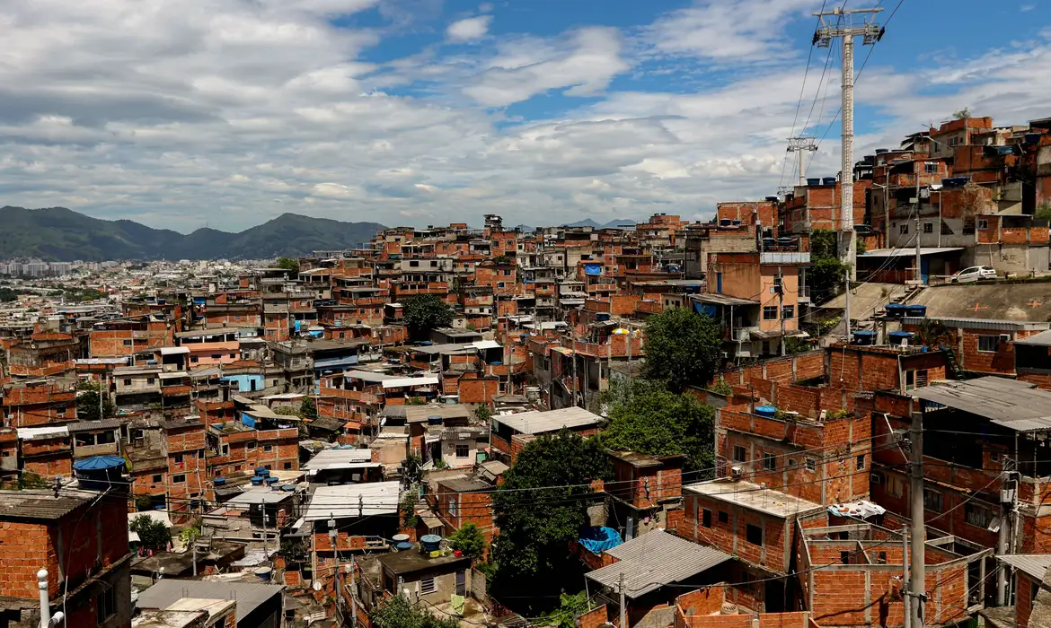 Tânia Rêgo/Agência Brasil Rio de Janeiro (RJ) - 26/12/2024 - 100 fotos melhores de 2024, retrospectiva - Foto feita em 22/02/2023 - Agçomerado de casas das favelas do Complexo do Alemão, zona norte da cidade. Foto: Tânia Rêgo/Agência Brasil