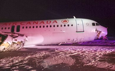 Avião da Air Canada sai da pista durante o pouso (Divulgação/Agência Lusa/Direitos Reservados)