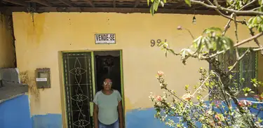 A dona de casa Vera Lúcia colocou uma placa para vender sua residência no bairro Flexal de Baixo, ela acredita que por conta do rompimento da mina n°18 da mineradora Baskem na lagoa de Mundaú isso será impossível de vender. 