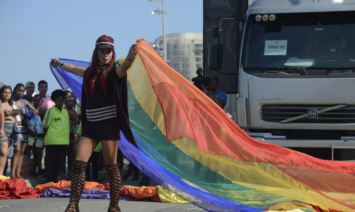 23ª parada do Orgulho LGBTI lota a Praia de Copacabana; na zona sul do Rio de Janeiro.