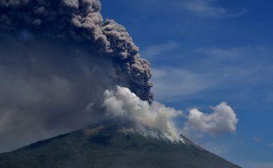 Erupção de vulcão na Indonésia