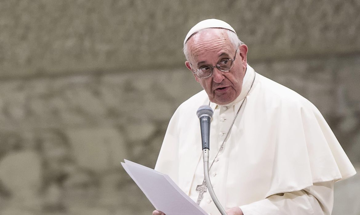 Papa Francisco diz que Igreja deve pedir desculpas aos