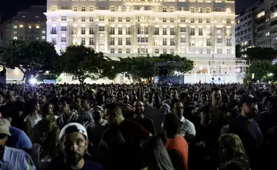 Fans gather outside the hotel where Colombian singer Shakira is accommodated, ahead of her open concert on Copacabana Beach in Rio de Janeiro, Brazil, May 1, 2026. REUTERS/Ricardo Moraes