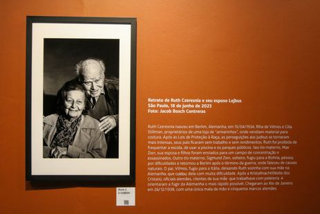 São Paulo (SP), 16/05/2025 - A Exposição “Retratos Revelados” mostra judeus sobreviventes do Holocausto que vivem hoje no Brasil. Ao lado de cada fotografia, é possível ler um resumo da biografia de cada sobrevivente retratado. Foto: Cadu Pinotti/Agência Brasil