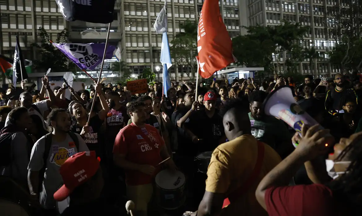 Rio de Janeiro (RJ) 29/07/2024 – Estudantes da Universidade do Estado do Rio de Janeiro (Uerj) protestam contra cortes e limitação de benefícios que garantem a permanência estudantil, como auxílio-alimentação e bolsa de apoio a alunos em vulnerabilidade social.  Foto: Fernando Frazão/Agência Brasil