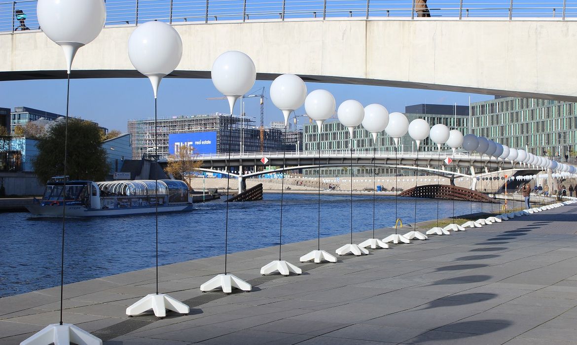 Balões ao longo do trecho do antigo Muro de Berlim serão lançados aos céus neste domingo