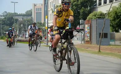 Passeio de bicicleta Pedal da Paz, no centro do Rio, tem como objetivo chamar atenção para a convivência pacífica entre pedestres, ciclistas e motoristas. 