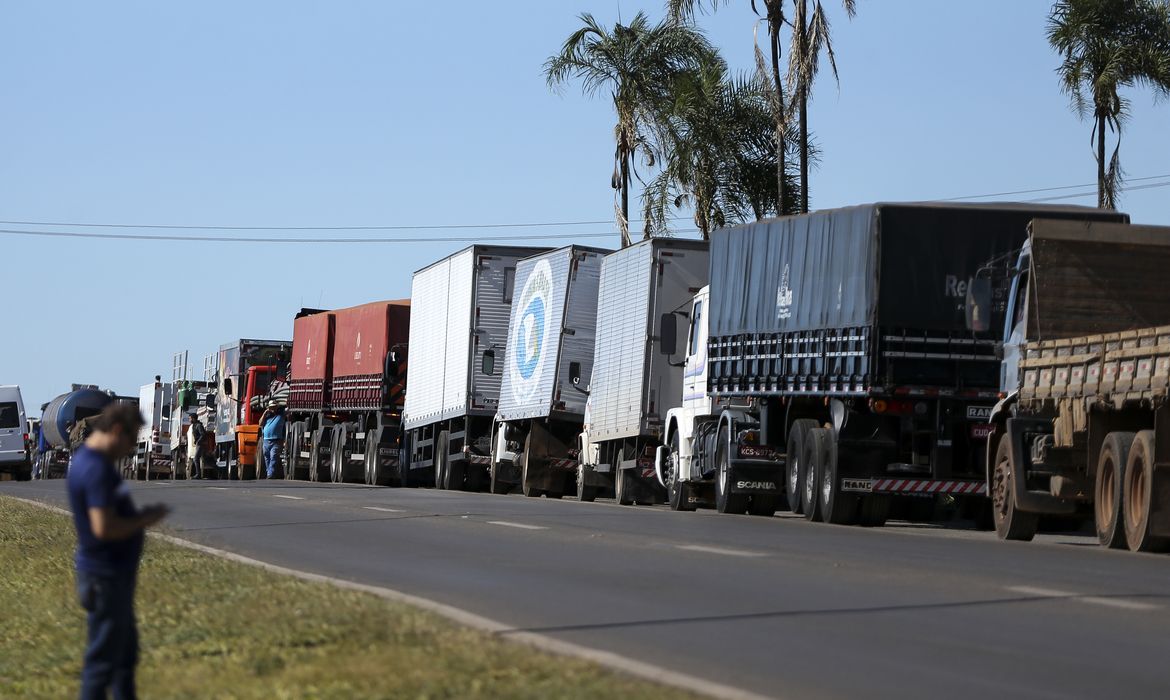 Caminhoneiros fazem protesto contra a alta no preço dos combustíveis na BR-040, próximo a Brasília. 