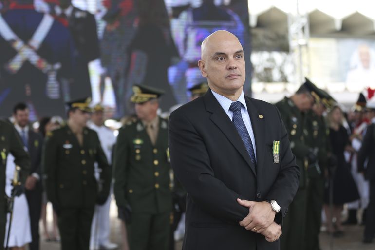 O ministro do STF Alexandre de Moraes participa de solenidade do Dia do Marinheiro e de entrega da Medalha de Mérito Tamandaré, no Grupamento de Fuzileiros Navais de Brasília.